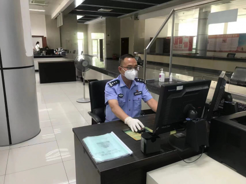 逾四十年工龄老民警 中秋坚守执勤一线
